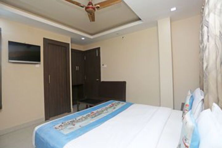 Room 9 of 26
