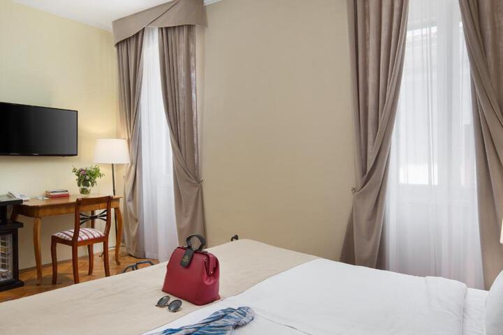 Room 30 of 102