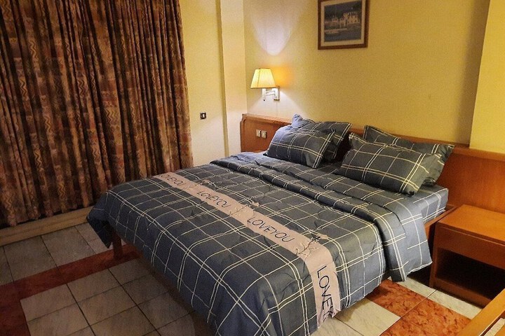 Room 6 of 12