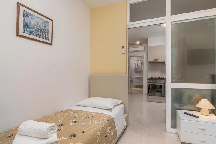Room 4 of 15