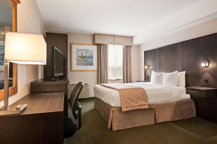 1 King Bed (6 of 7)