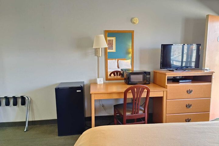 1 King Bed (1 of 7)