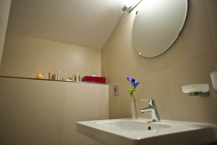 Room 33 of 64
