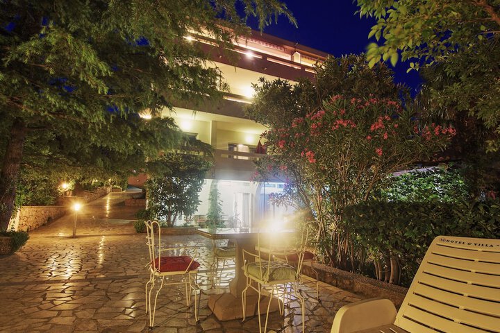 Hotel Exterior 29 of 38