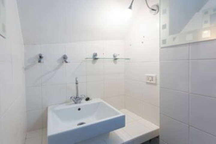 Room 2 of 16