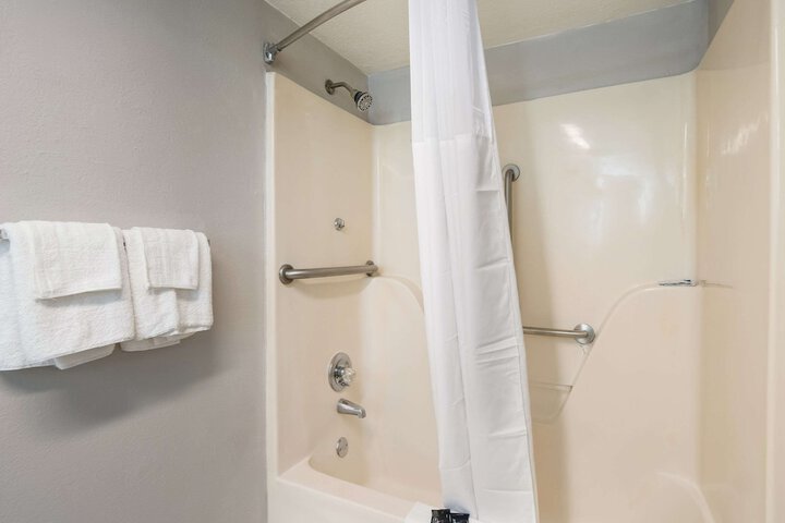 1 King Bed Accessible Efficiency (12 of 12)