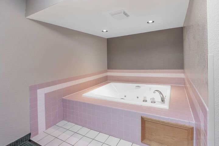 Jetted tub