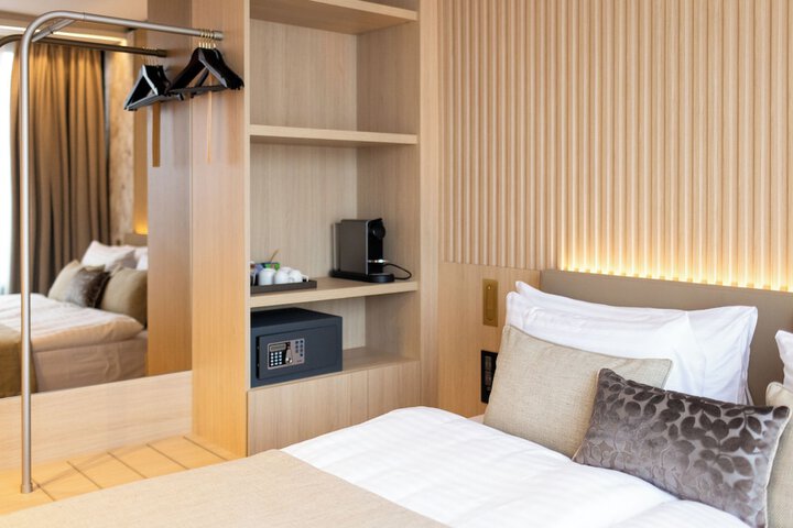 Room 4 of 40