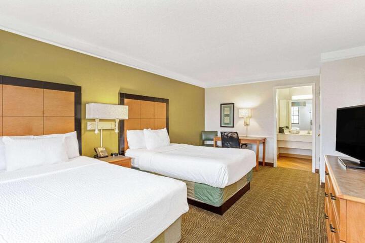 2 Double Beds (1 of 10)