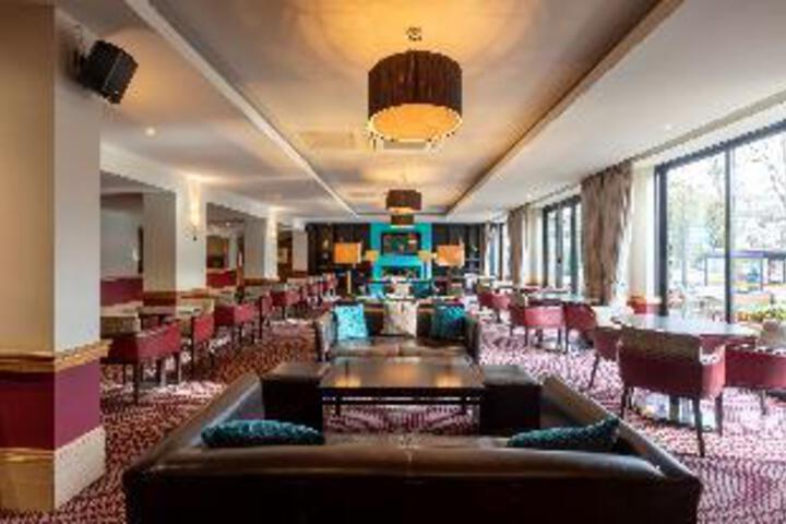 Lounge 7 of 15