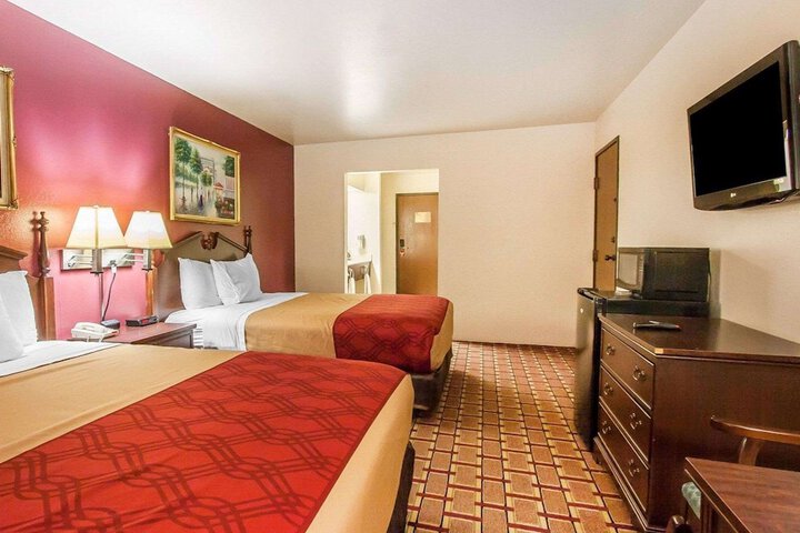 1 Queen Bed (3 of 11)