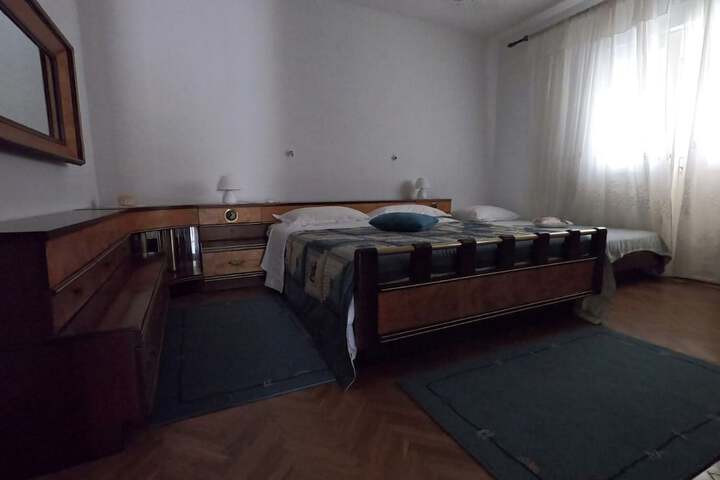 Room 4 of 20