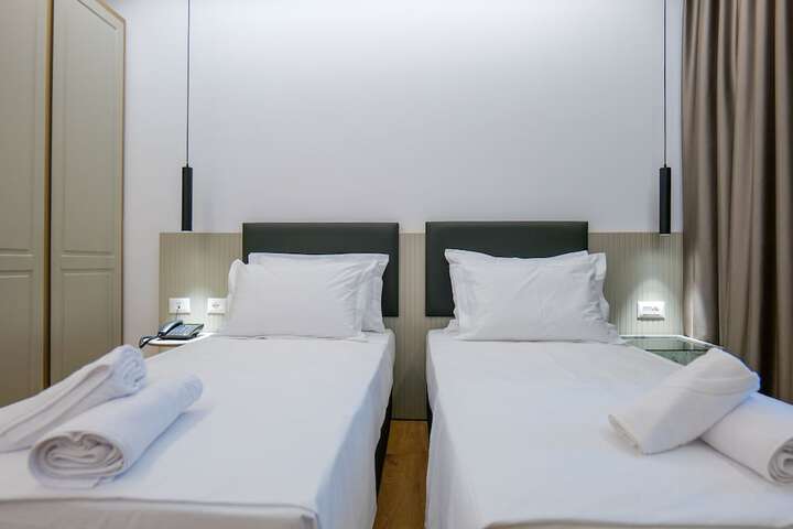 Room 22 of 102