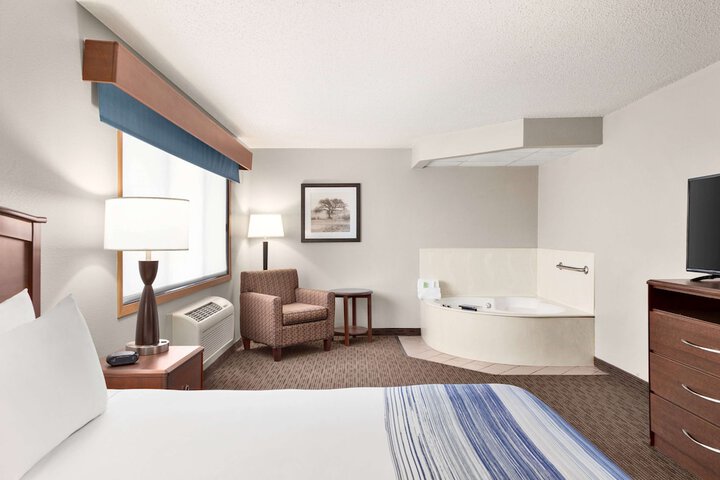 1 King Bed 1 Bedroom Business Suite Second Floor (9 of 17)