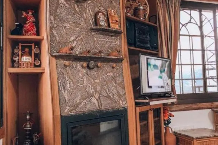 Room 6 of 13
