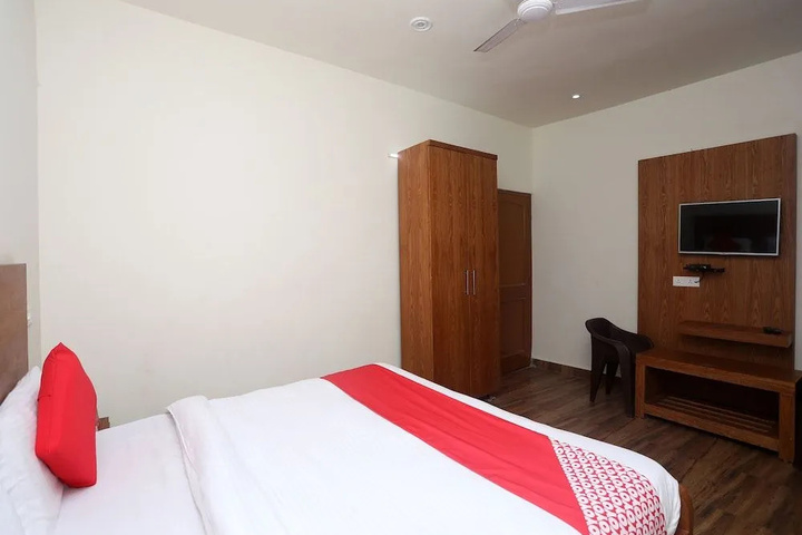 Room 7 of 12