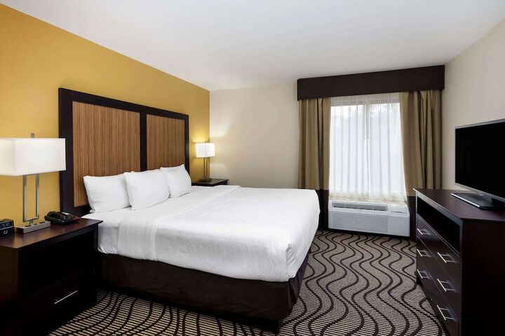 1 King Bed (8 of 8)
