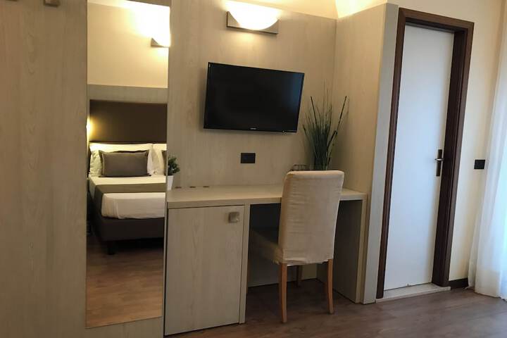 Room 26 of 102