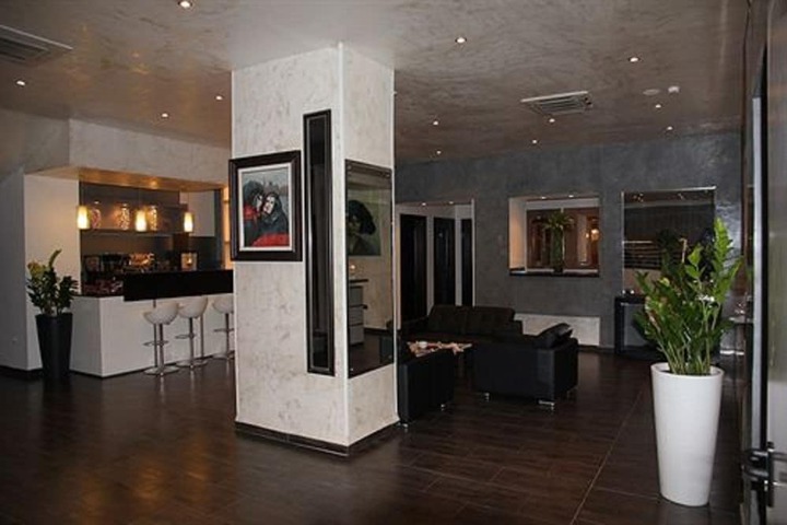 Lounge 32 of 40