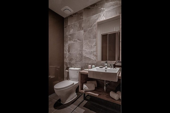 Room 33 of 62