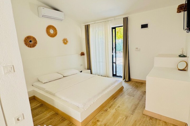 Room 4 of 16