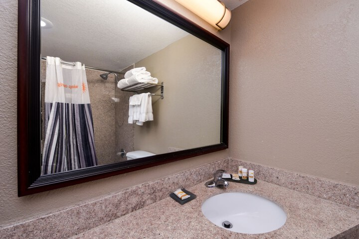 2 Queen Beds Mobility Accessible (8 of 16)
