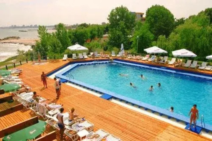 Pool 10 of 21