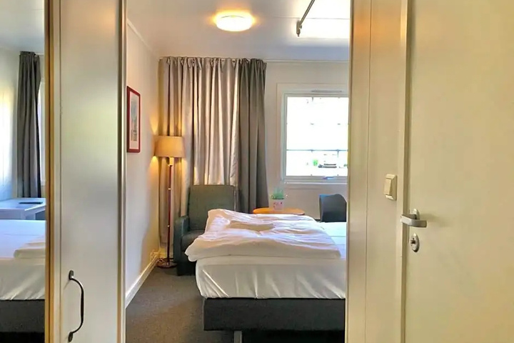 Room 5 of 13