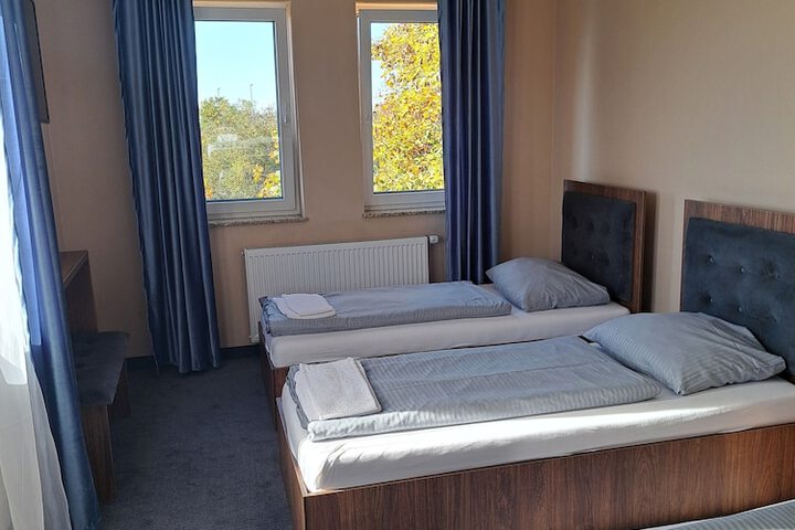 Room 4 of 8