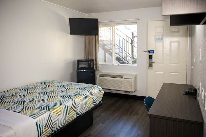 1 Queen Bed ADA Accessible Roll in Shower (5 of 17)