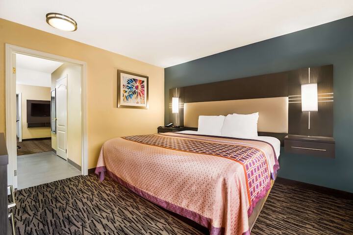 1 King Bed Fltscntv Reclnr Microwave, Refrigerator High Speed Coffee Maker Full Breakfast (2 of 18)