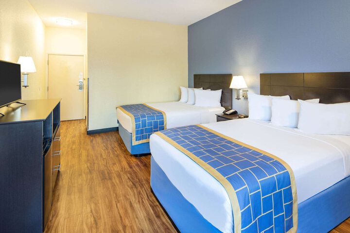 2 Double Beds (9 of 12)