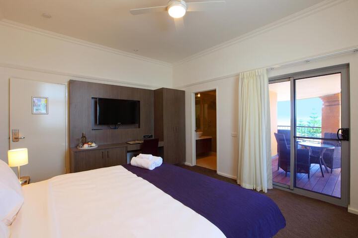 Room 10 of 77