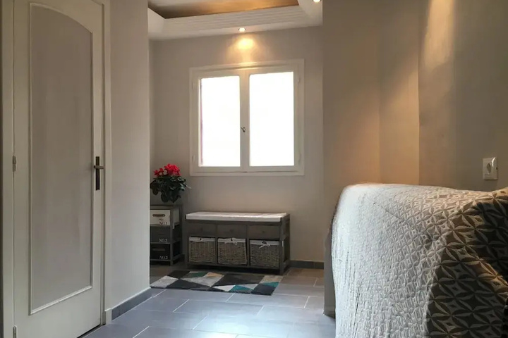 Room 6 of 10