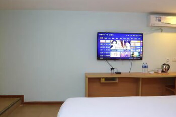 Room 6 of 8