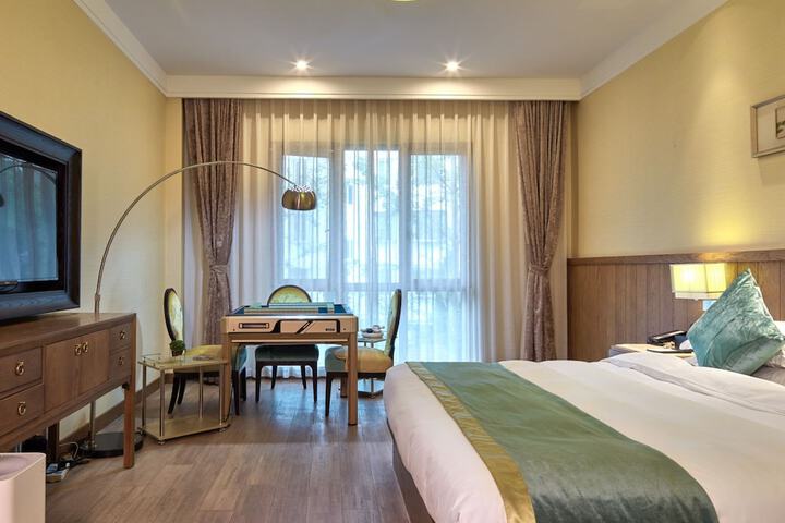 Room 10 of 42