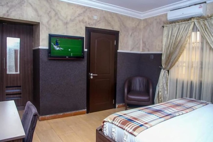 Room 8 of 25