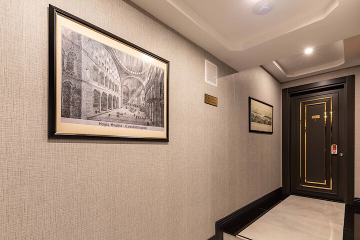 Ballroom/Hall 46 of 52