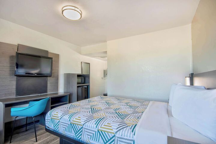 1 Queen Bed (8 of 8)