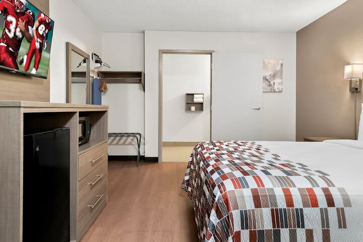 Deluxe Queen Bed (11 of 20)