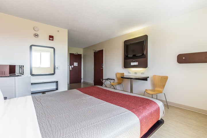 1 Queen Bed (27 of 48)