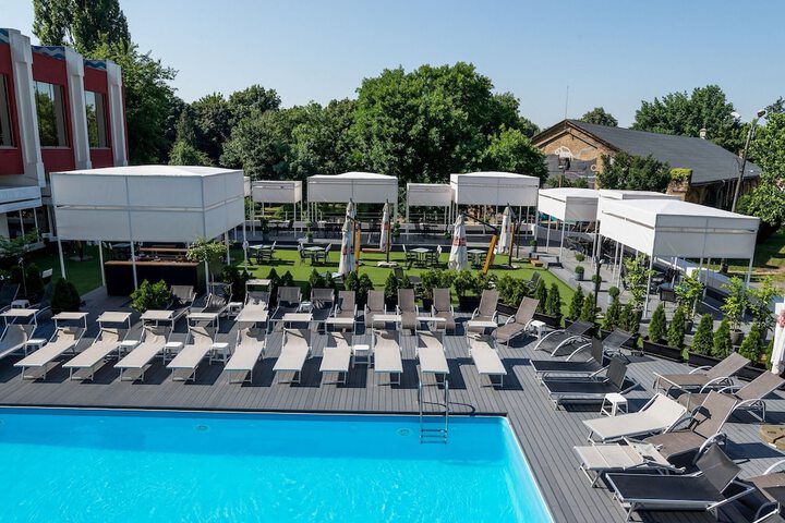 Hotel with Pool