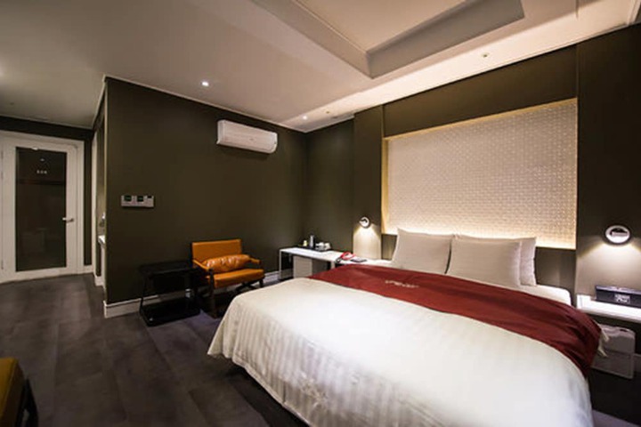 Room 10 of 69