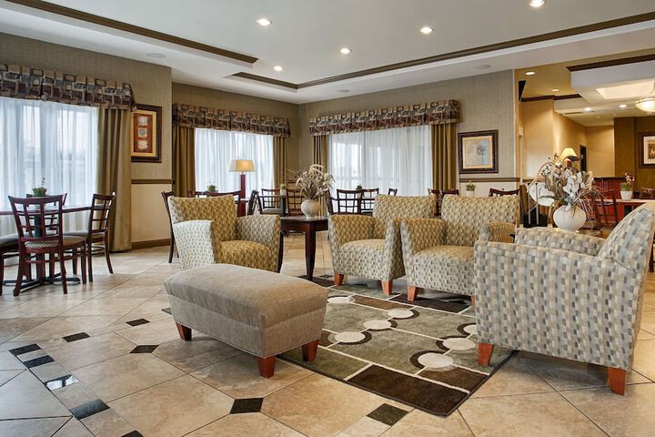 Lounge 13 of 15