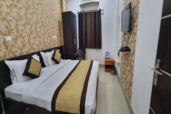 Room 8 of 19