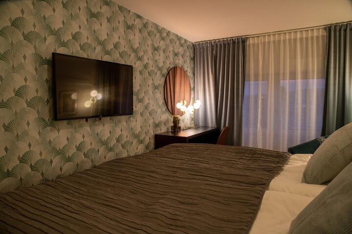 Room 8 of 28