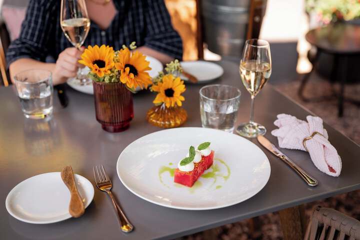 Dining 26 of 33