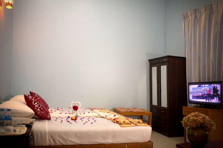 Room 5 of 18