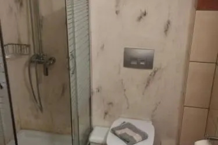 Room 10 of 28