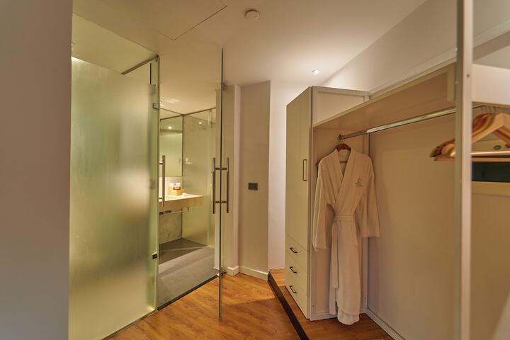 Room 32 of 53